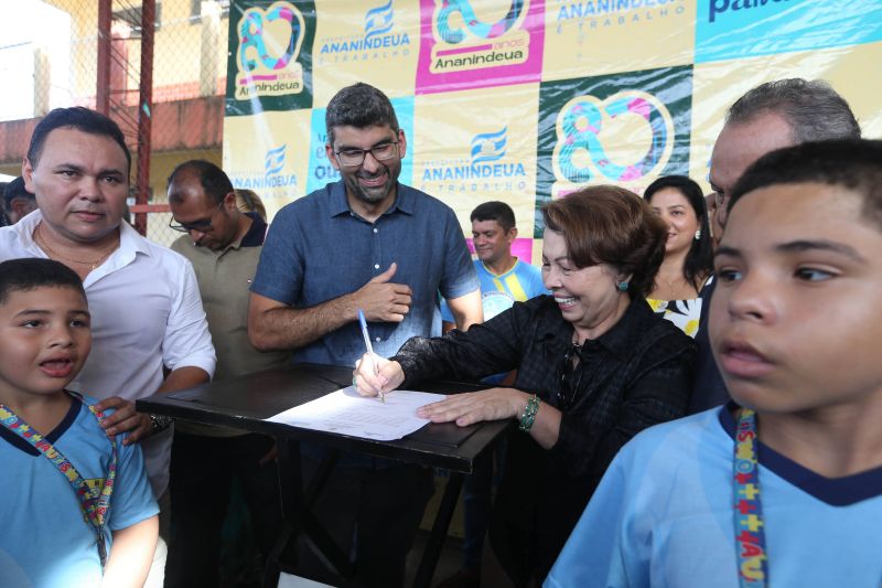 Assinatura de ordem de serviço para reforma da EMEF Maria Estelita Barbosa bairro Água Brancas