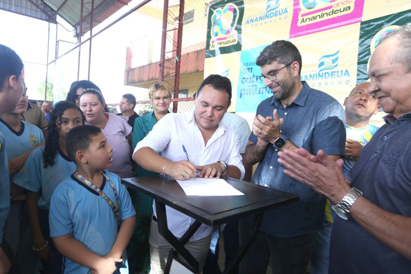 Assinatura de ordem de serviço para reforma da EMEF Maria Estelita Barbosa bairro Água Brancas