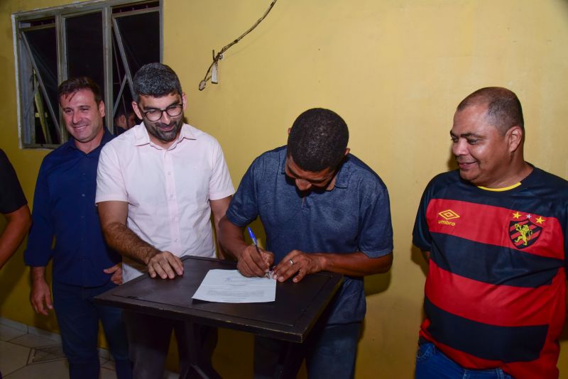 Assinatura de ordem de serviço para início das obras de drenagem e pavimentação asfáltica nas ruas Mocajatuba e Beira Rio no Distrito Industrial