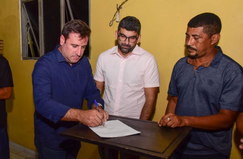 Assinatura de ordem de serviço para início das obras de drenagem e pavimentação asfáltica nas ruas Mocajatuba e Beira Rio no Distrito Industrial