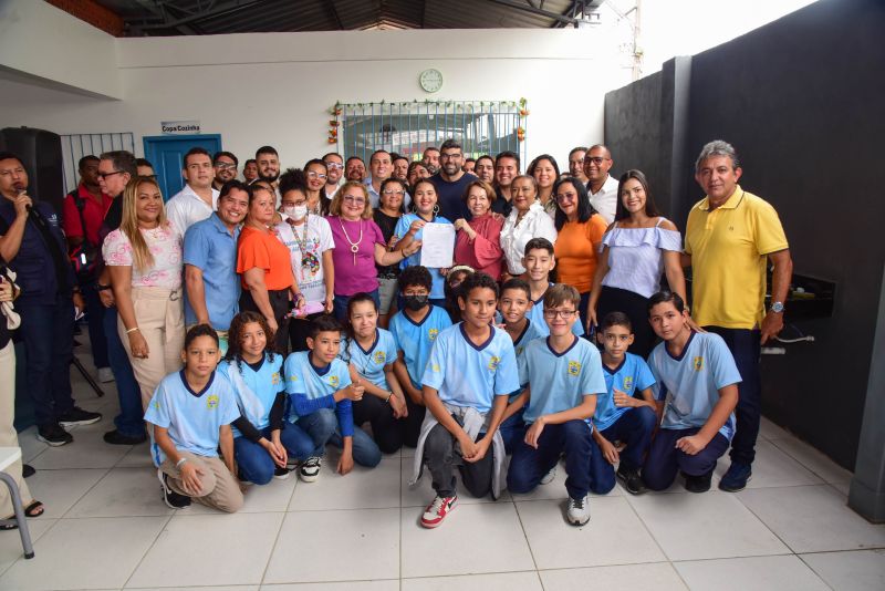 Assinatura de ordem de serviço para construção da cobertura da quadra, arquibancada e vestiário na unidade de educação EMEF Antônio Teixeira Gueiros