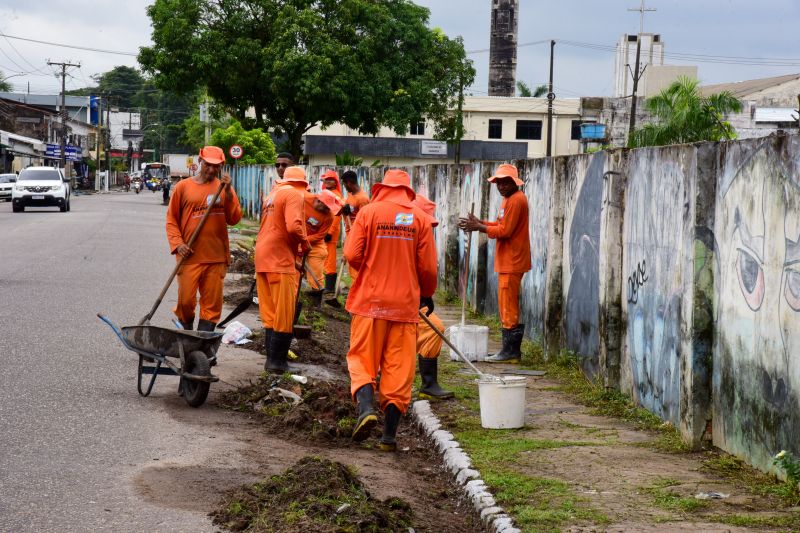 Limpeza na avenida Zacarias de Assunção no bairro Centro