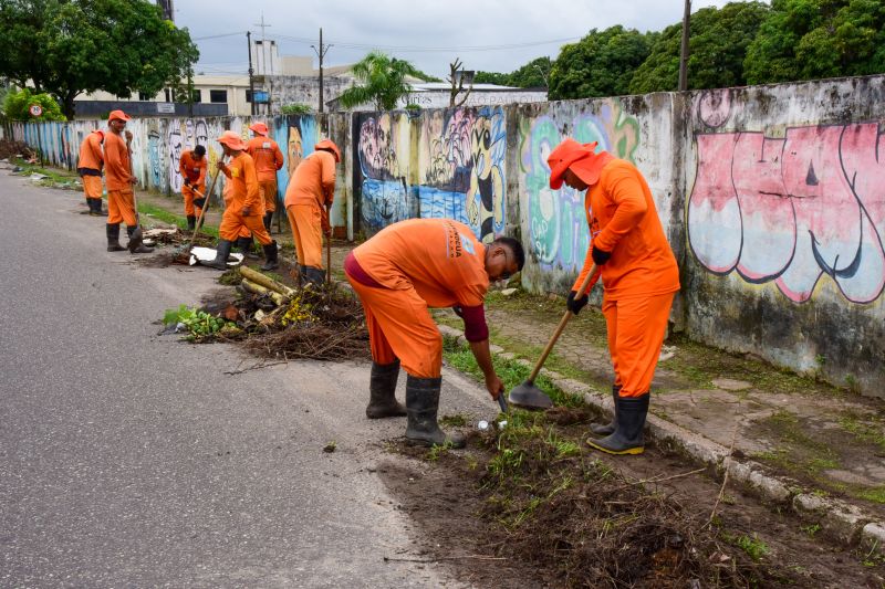 Limpeza na avenida Zacarias de Assunção no bairro Centro