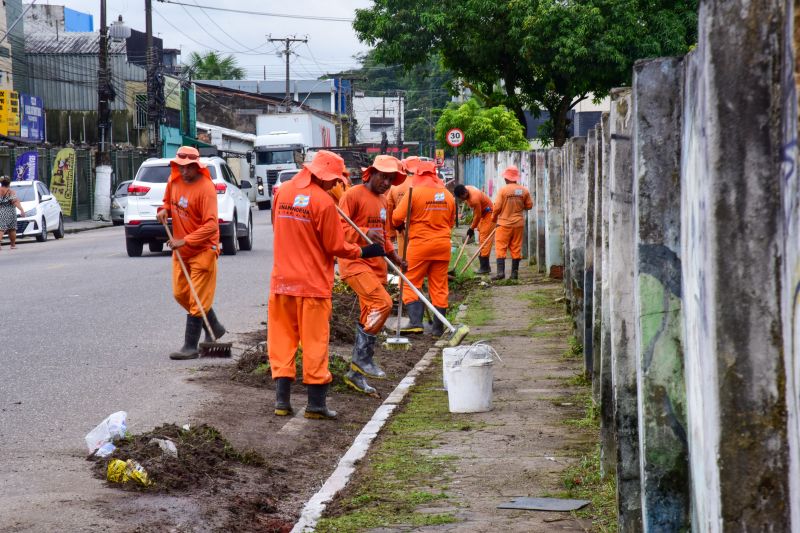 Limpeza na avenida Zacarias de Assunção no bairro Centro