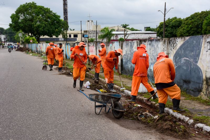 Limpeza na avenida Zacarias de Assunção no bairro Centro