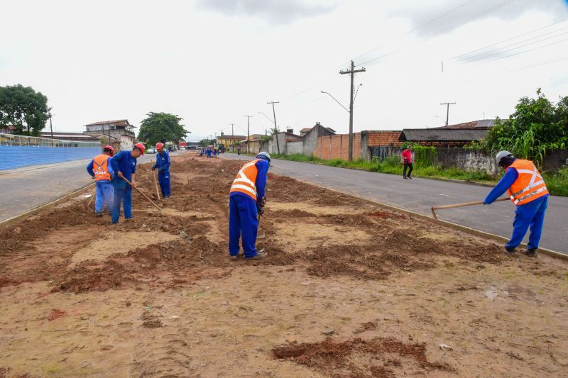 Imagens de trabalhadores nas obras do canteiro da Pa no Distrito Industrial