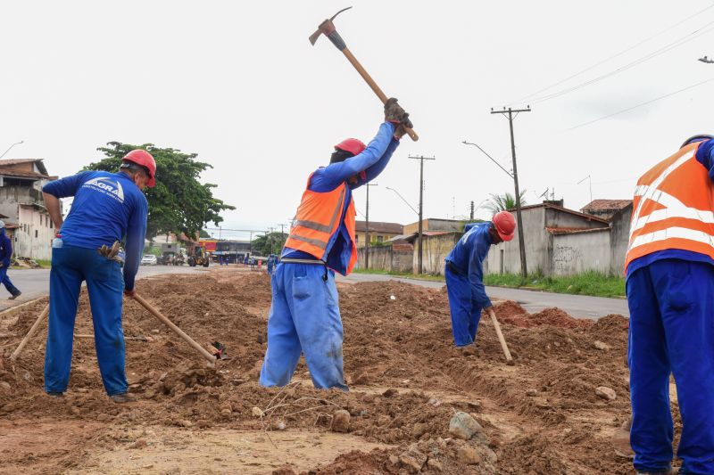 Imagens de trabalhadores nas obras do canteiro da Pa no Distrito Industrial