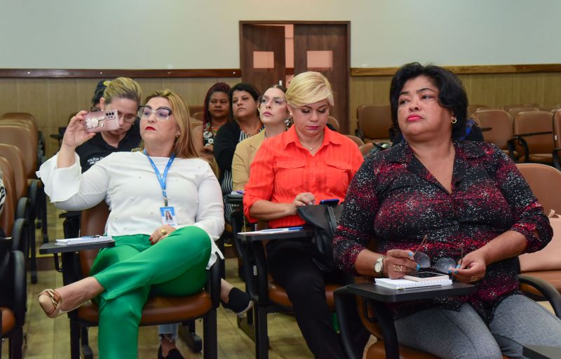 Formação dos servidores do município com representantes do Ministério das Mulheres no auditório da Semed
