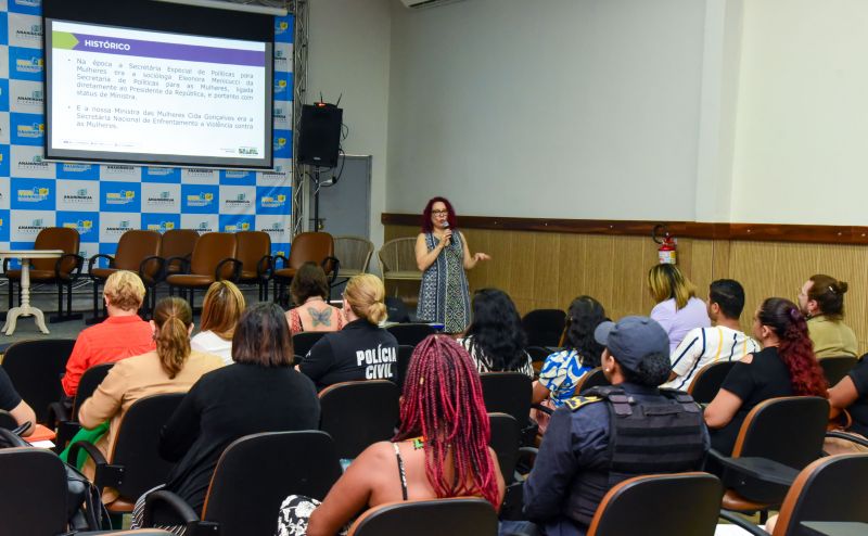 Formação dos servidores do município com representantes do Ministério das Mulheres no auditório da Semed