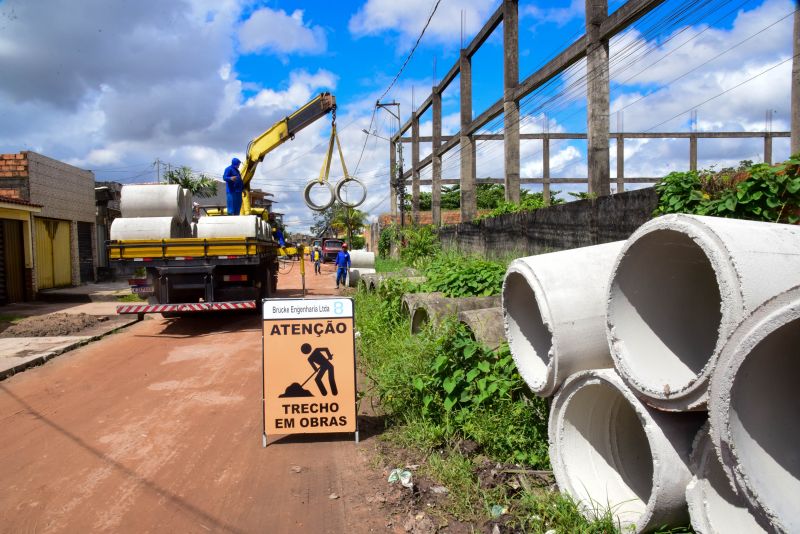 Serviço de Drenagem e Terraplanagem da rua Haroldo Veloso, no bairro Una