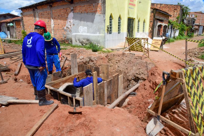 Serviço de Drenagem e Terraplanagem da rua Haroldo Veloso, no bairro Una