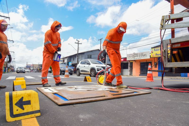 Sinalização e pintura na estrada da Providência na Cidade Nova