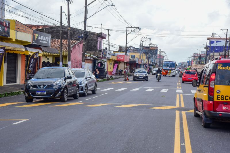 Sinalização e pintura na estrada da Providência na Cidade Nova