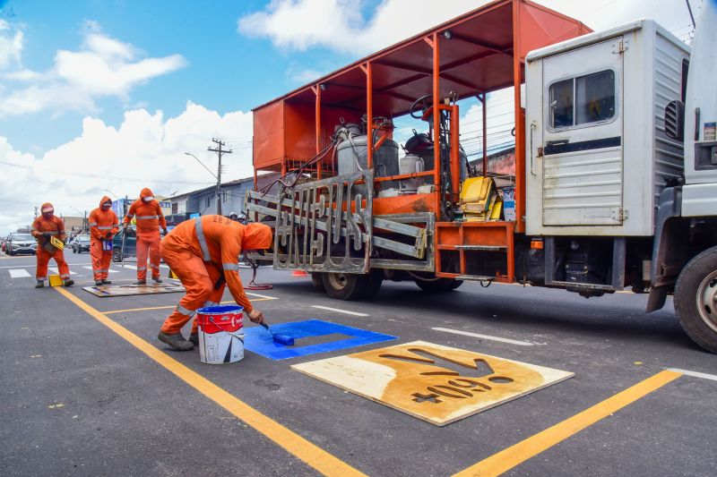 Sinalização e pintura na estrada da Providência na Cidade Nova