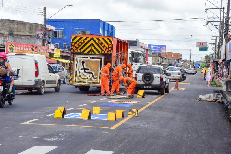 Sinalização e pintura na estrada da Providência na Cidade Nova