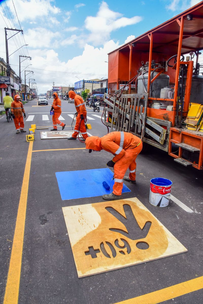 Sinalização e pintura na estrada da Providência na Cidade Nova