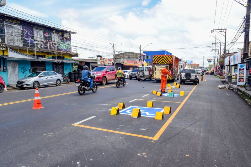 Sinalização e pintura na estrada da Providência na Cidade Nova