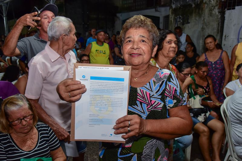 Entrega de títulos de propriedade através do Programa Ananindeua Legal no bairro do Una