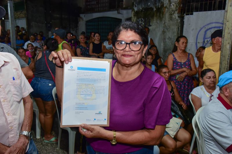 Entrega de títulos de propriedade através do Programa Ananindeua Legal no bairro do Una