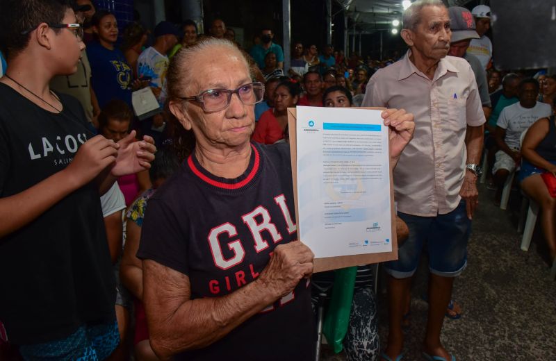 Entrega de títulos de propriedade através do Programa Ananindeua Legal no bairro do Una