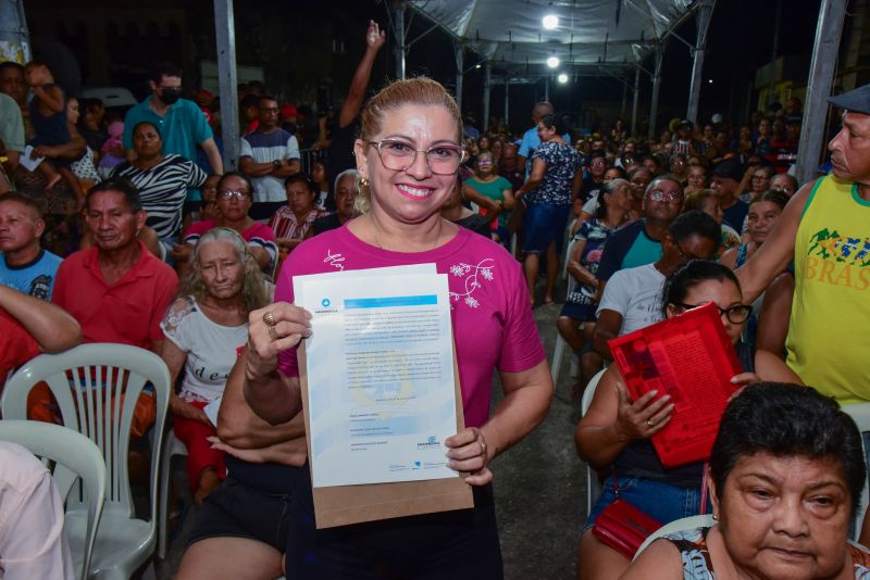 Entrega de títulos de propriedade através do Programa Ananindeua Legal no bairro do Una