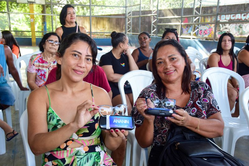 Entrega de óculos para paciente atendidos no Programa Olhar Ananin, no bairro Guanabara