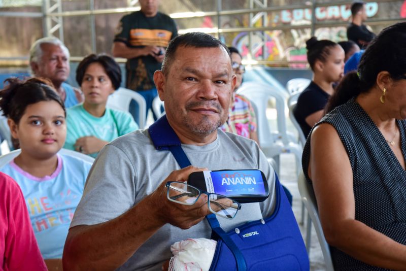 Entrega de óculos para paciente atendidos no Programa Olhar Ananin, no bairro Guanabara