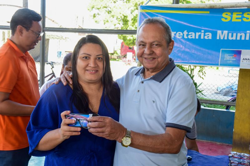 Entrega de óculos para paciente atendidos no Programa Olhar Ananin, no bairro Guanabara