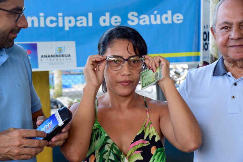 Entrega de óculos para paciente atendidos no Programa Olhar Ananin, no bairro Guanabara