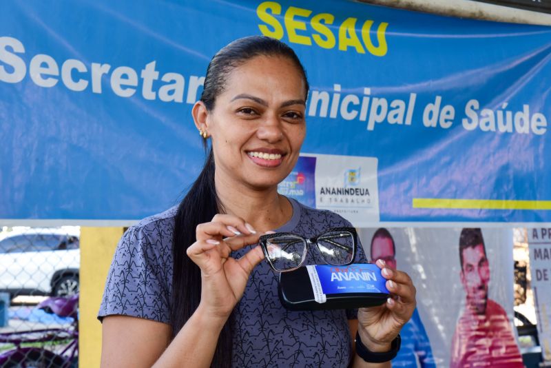 Entrega de óculos para paciente atendidos no Programa Olhar Ananin, no bairro Guanabara