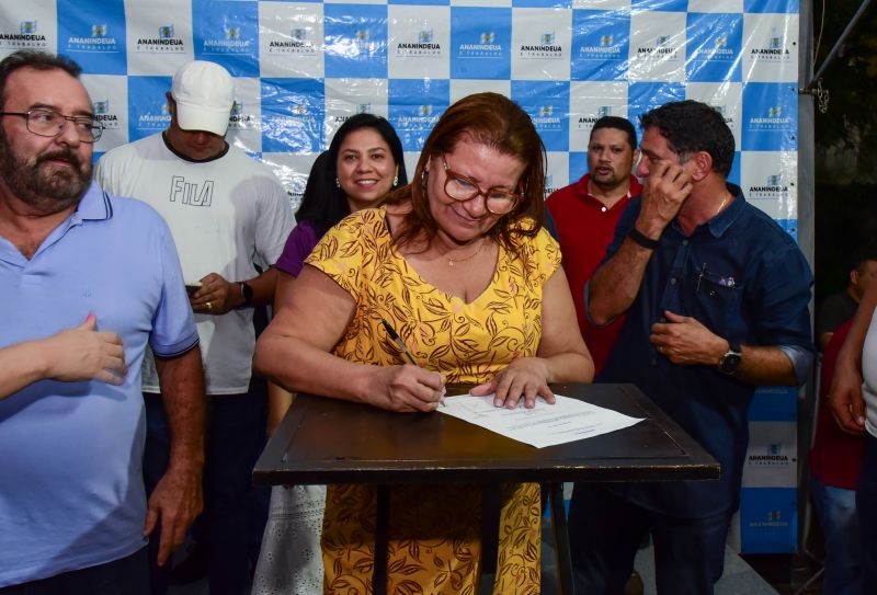 Assinatura de ordem de serviço para drenagem profunda e pavimentação asfáltica das ruas A,B,C,D e E no bairro Jaderlândia Il