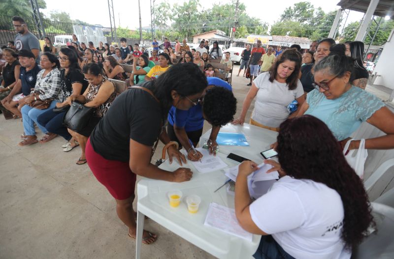 Entrega de óculos aos pacientes atendidos no Corujão da Saúde na Pedreirinha bairro da Guanabara