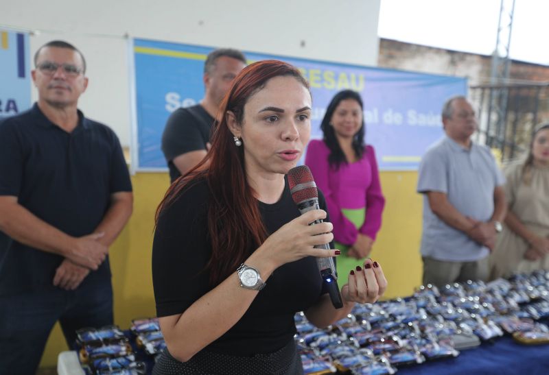 Entrega de óculos aos pacientes atendidos no Corujão da Saúde na Pedreirinha bairro da Guanabara