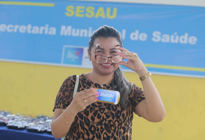 Entrega de óculos aos pacientes atendidos no Corujão da Saúde na Pedreirinha bairro da Guanabara