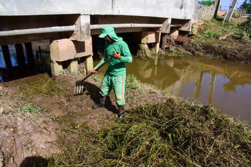 Equipe fazendo limpeza do canal das Toras no Aurá