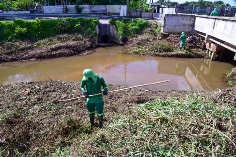 Equipe fazendo limpeza do canal das Toras no Aurá