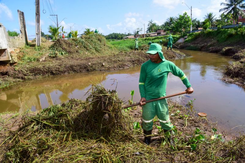 Equipe fazendo limpeza do canal das Toras no Aurá