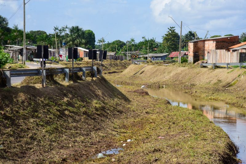 Equipe fazendo limpeza do canal das Toras no Aurá