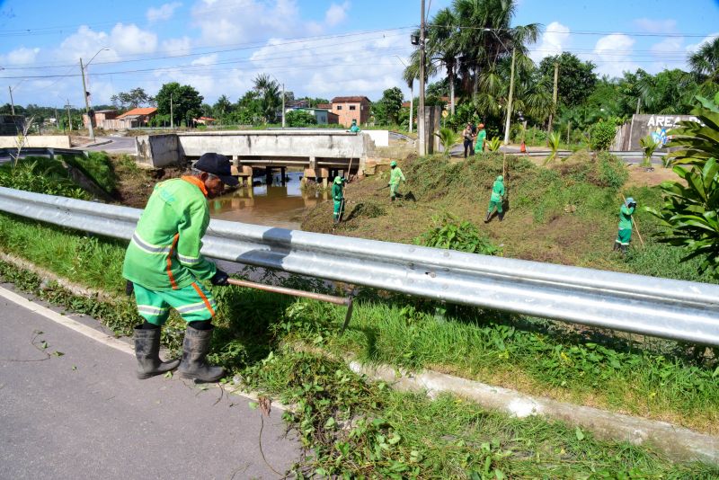 Equipe fazendo limpeza do canal das Toras no Aurá