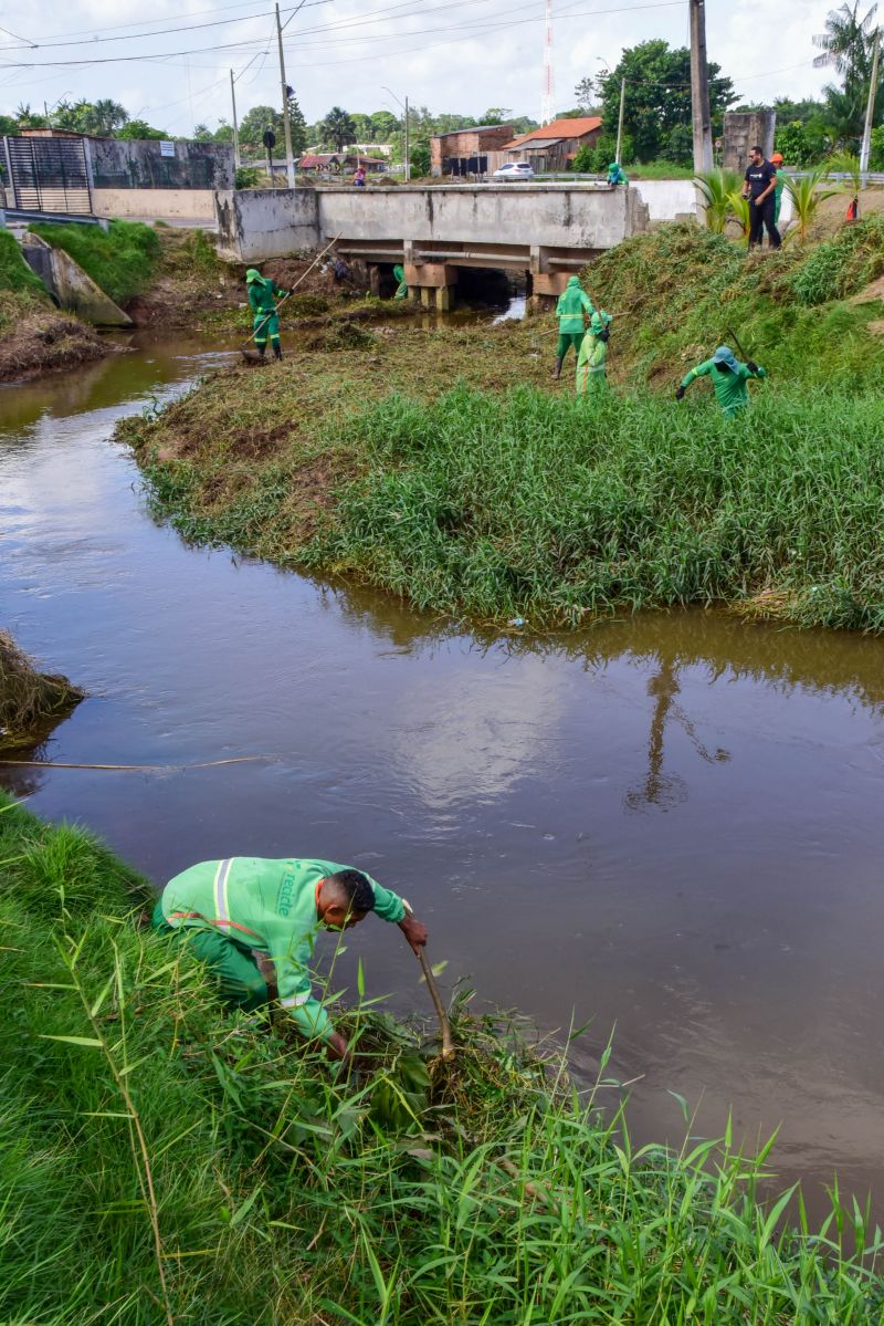 Equipe fazendo limpeza do canal das Toras no Aurá