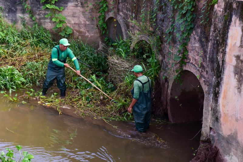 Equipe fazendo limpeza do canal das Toras no Aurá