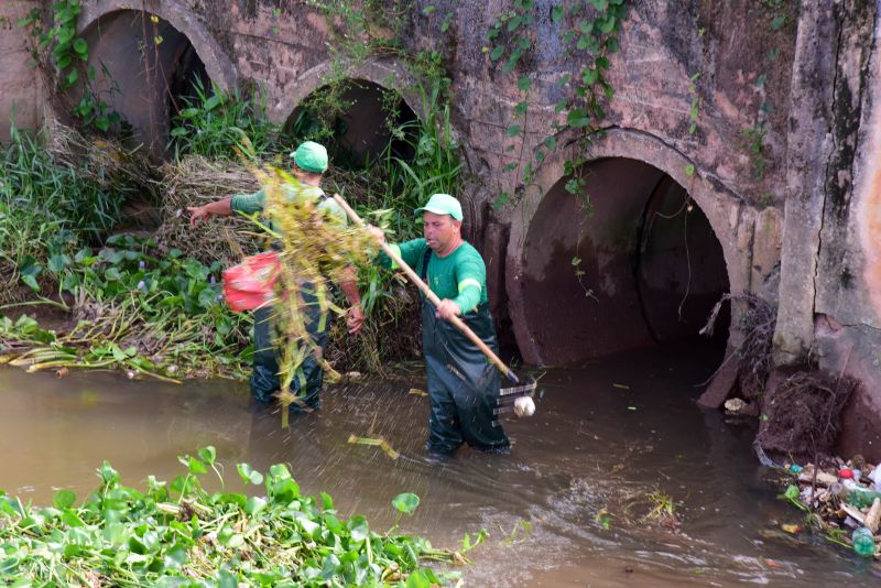 Equipe fazendo limpeza do canal das Toras no Aurá
