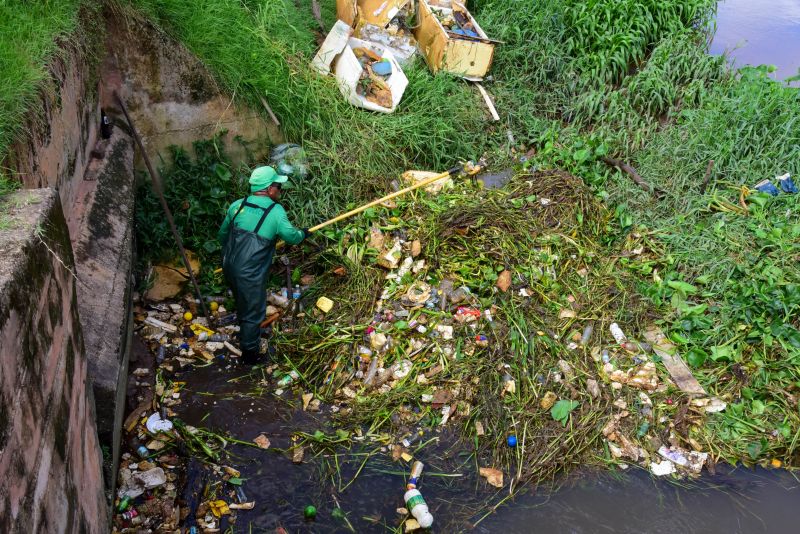 Equipe fazendo limpeza do canal das Toras no Aurá