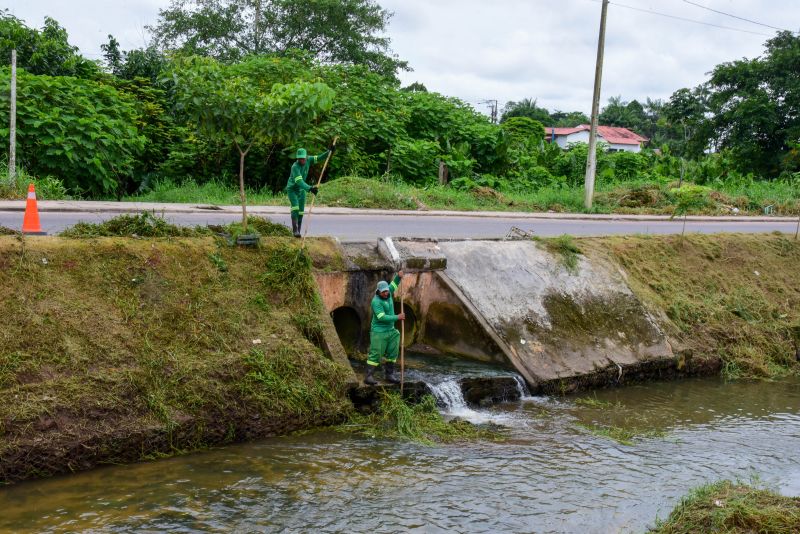 Limpeza do canal do Maguariaçu no bairro Maguari