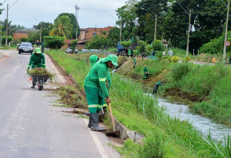 Limpeza do canal do Maguariaçu no bairro Maguari