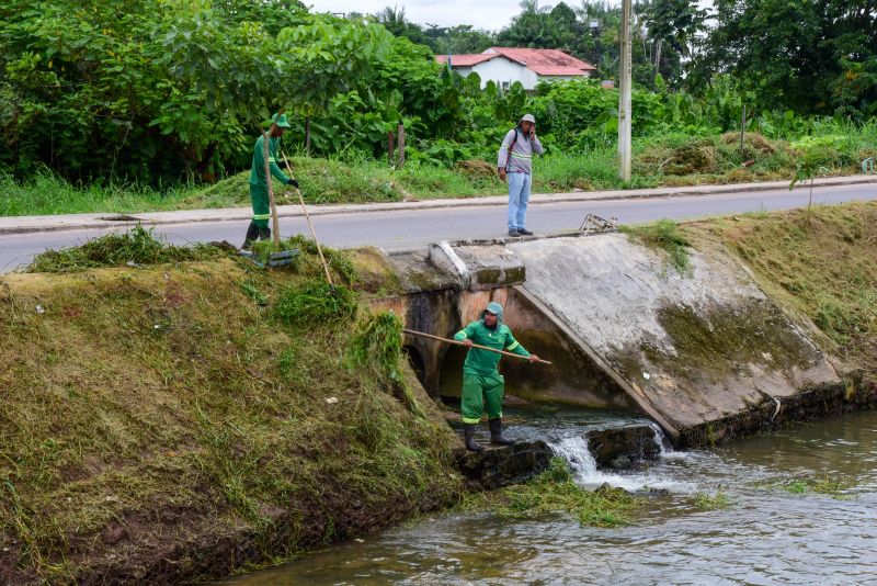 Limpeza do canal do Maguariaçu no bairro Maguari