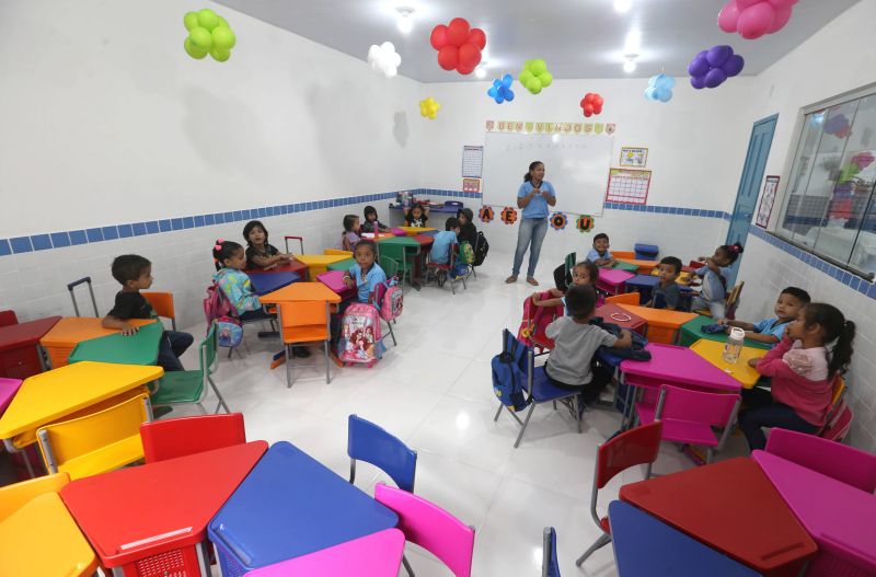 Inauguração da escola Amélia Reis no bairro Centro