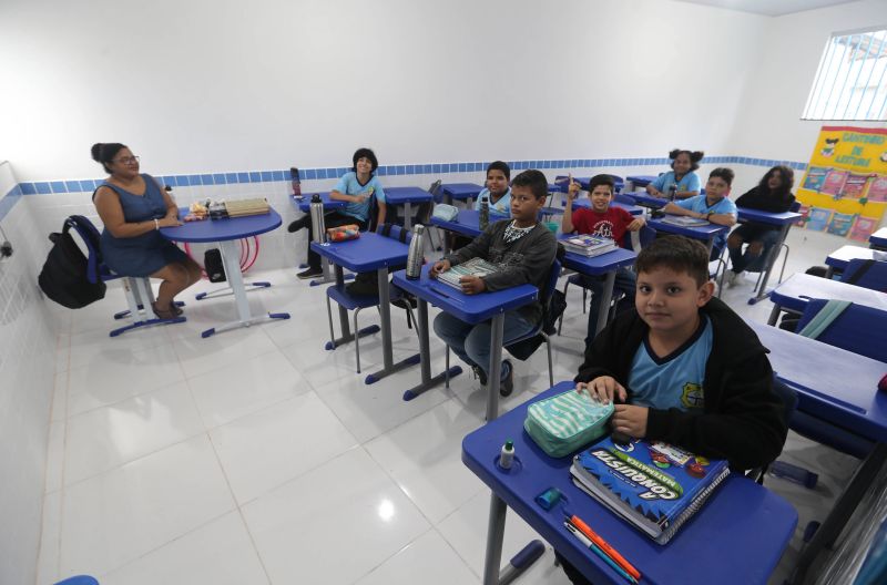 Inauguração da escola Amélia Reis no bairro Centro