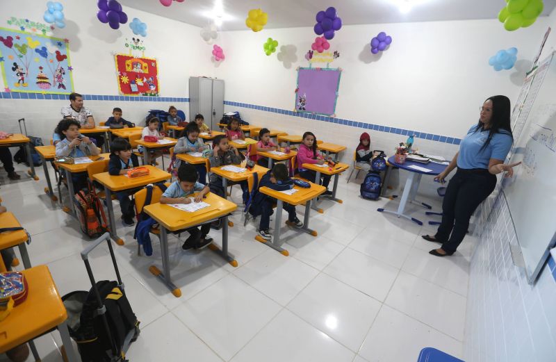 Inauguração da escola Amélia Reis no bairro Centro