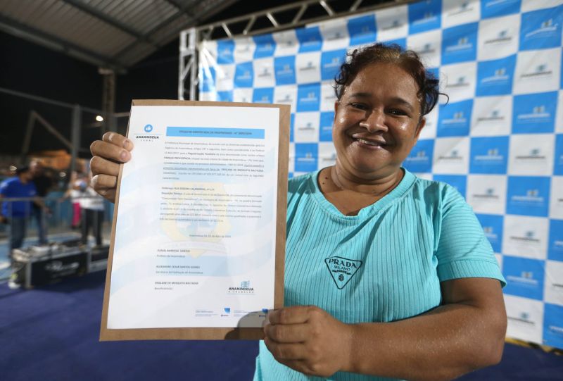 Entrega títulos de propriedade na comunidade Parque Providência Sul no bairro Águas Lindas